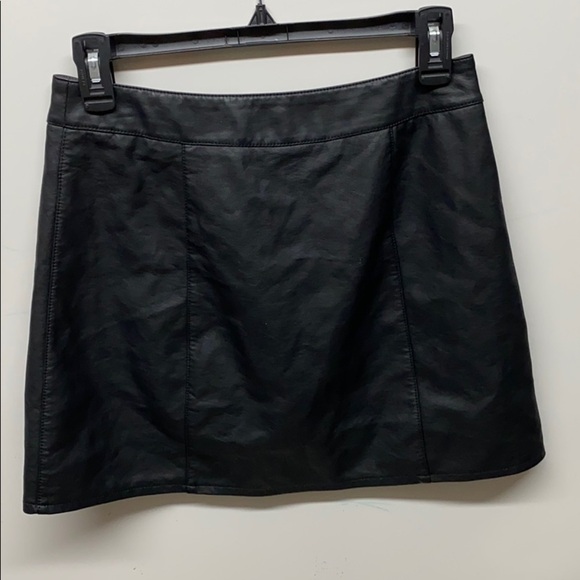 Forever 21 zip short leather skirt sz med - Picture 3 of 3